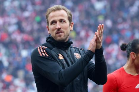 Harry Kane of FC Bayern München applauding.