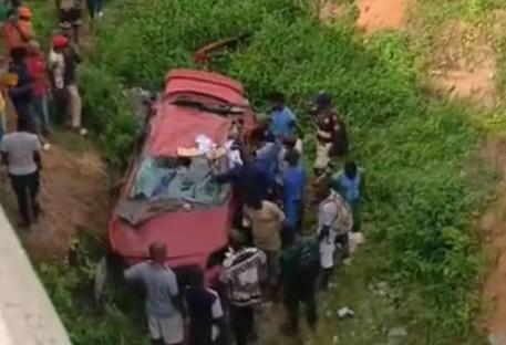 Driver rescued as vehicle plunges off Otedola Bridge in Lagos