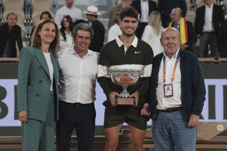 PARIS, FRANCE - JUNE 9: Winner Carlos Alcaraz of Spain poses with his parents Carlos Alcaraz Gonzalez and Virginia Garfia Escandon and his grand-father Tomas Gonzalez following the men's final against Jannik Sinner of Italy on day 15 of the 2025 French Open, Roland-Garros 2025, Grand Slam tennis tournament at Roland Garros stadium on June 8, 2025 in Paris, France. (Photo by Jean Catuffe/Getty Images)