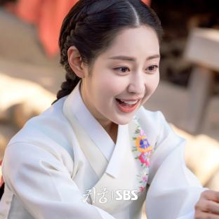 Kim Ji Yeon Shoots A Furious Look At Yook Sungjae And Shin Seul Ki In “The Haunted Palace” 7