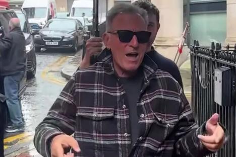 Watch savage moment ‘furious’ Bruce Springsteen refuses to sign autographs for fans waiting in the rain in Manchester