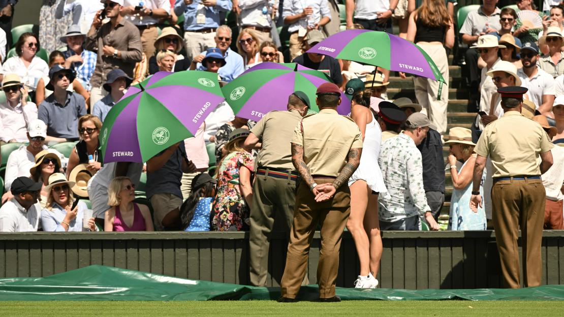 Iga Swiatek leads calls for Wimbledon to close Centre Court roof for finals as more fans taken ill in extreme heat