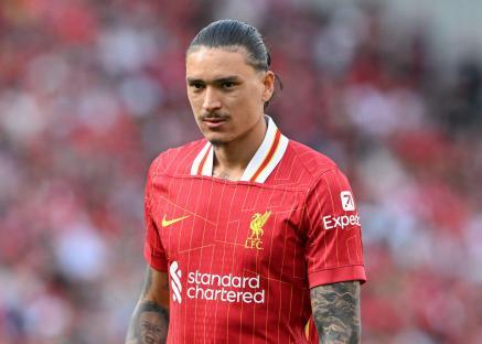 Darwin Núñez of Liverpool in a Liverpool jersey.