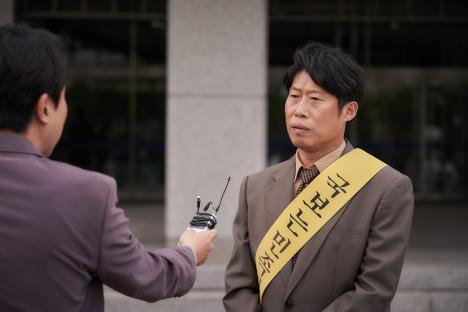 Lee Je Hoon, Yoo Hae Jin, Son Hyun Joo, And Choi Young Joon Become Entangled During A Financial Crisis In “Big Deal” 6