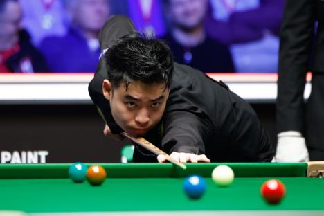 MANCHESTER, ENGLAND - APRIL 01: Si Jiahui of China plays a shot in the first round match against Mark Selby of England on day two of 2025 Sportsbet.io Tour Championship at Manchester Central Convention Complex on April 1, 2025 in Manchester, England. (Photo by Tai Chengzhe/VCG via Getty Images)