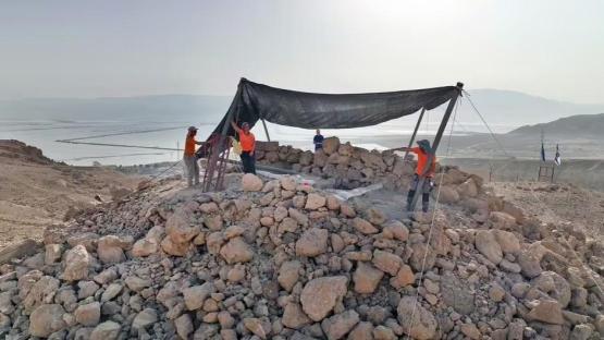 , Huge archaeology breakthrough as 2,200-year-old pyramid discovered in middle of desert, Archaeologists working in the Judean Desert have made headway on an ambitious project to document and preserve important historical sites that have previously been threatened by looting and illegal excavations. Thousands of artefacts have been unearthed through the exploration of over 100 miles of cliffs and 900 caves.