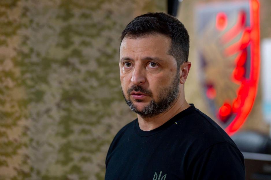 Volodymyr Zelenskyy speaking to soldiers.