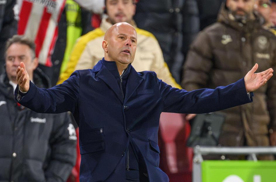 Brentford v Liverpool - Premier League - GTech Community Stadium - London. Liverpool Manager Arne Slot in despair. Picture : Mark Pain / Alamy Live News