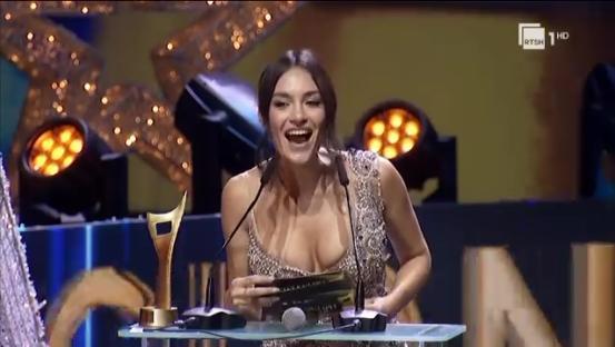 Eva Murati accepting an award.