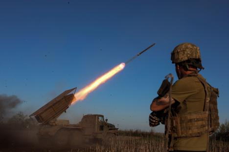 Ukrainian soldiers firing a BM-21 Grad multiple rocket launcher.