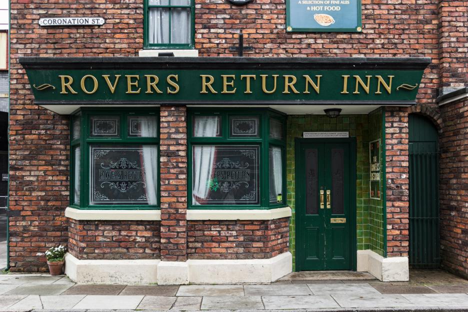F09eg6-rovers-return-inn-set-418150558-2