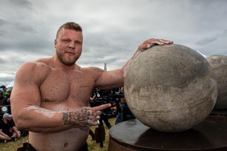WPG48D Blairgowrie,Scotland. 8,September,2019.Tom Stoltman lifts all the stones in record time of 21.80seconds, at Blairgowrie and Rattray Highland Games,The Ardblair Stones are nine reinforced concrete spheres ranging in weight from 18-152kg (40-335lbs). The Ardblair Stones Challenge involves lifting the stones sequentially from lightest to heaviest onto whisky butts (132cm or 52 inches in height). The event is judged on both time and the number of stones successfully completed. Credit Antonio Brecht Grist/ Alamy Live News