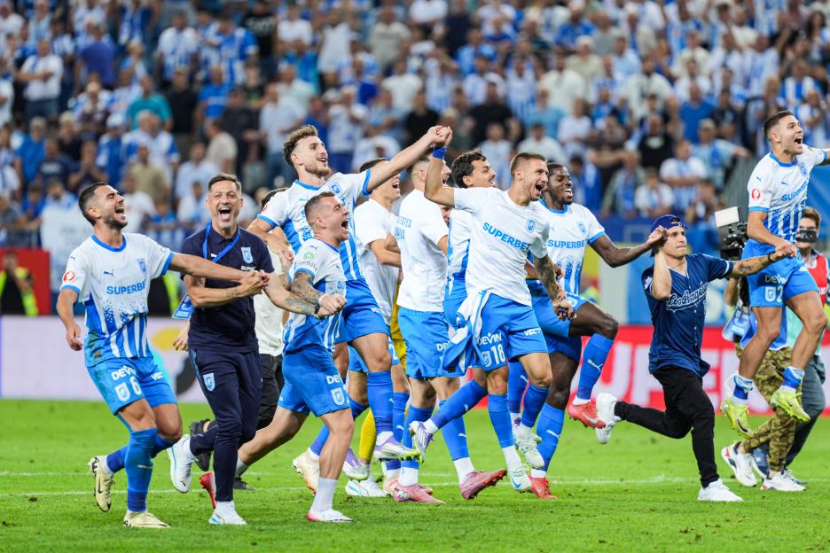 Universitatea Craiova players celebrating on the field.