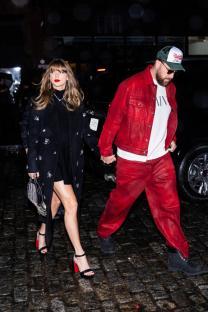 NEW YORK, NEW YORK - DECEMBER 28: Taylor Swift (L) and Travis Kelce are seen in the Meatpacking District on December 28, 2024 in New York City. (Photo by TheStewartofNY/GC Images)