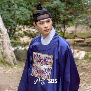 Yook Sungjae And Kim Ji Yeon Face Ominous Force During Summoning Ritual In “The Haunted Palace” 4