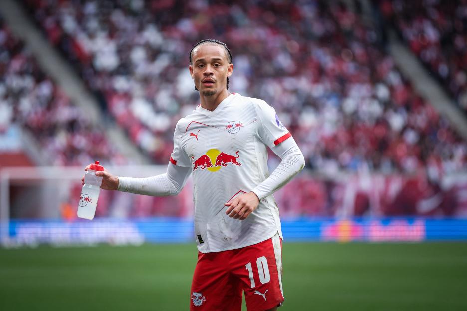 Xavi Simons, RB Leipzig midfielder, holding a water bottle.