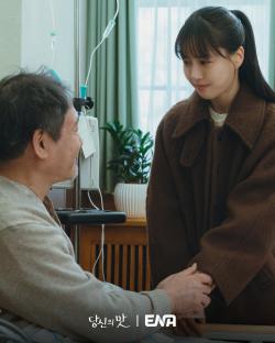 Go Min Si Prepares A Heartfelt Final Meal For Her Ailing Mentor In “Tastefully Yours” 3