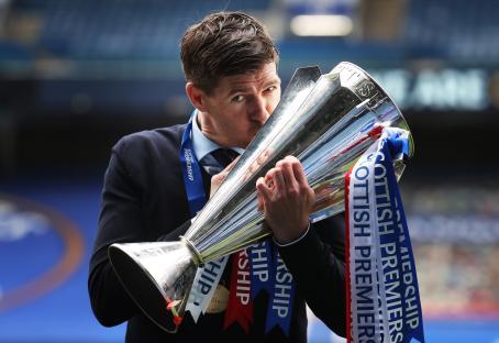 Steven Gerrard kissing the Scottish Premiership trophy.