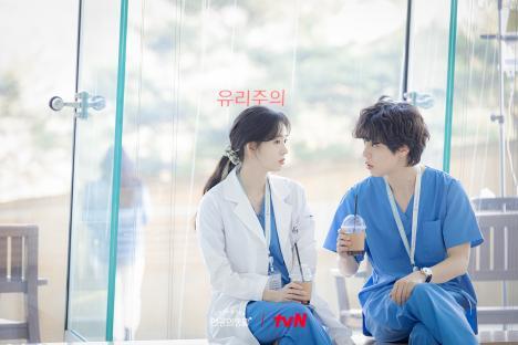Go Youn Jung, Shin Si Ah, Kang You Seok, And Han Ye Ji Grow Closer Through Chaos And Comfort In “Resident Playbook” 7