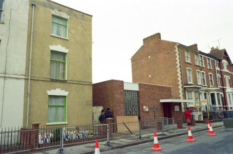Police standing outside number 25 Cromwell Street, the home of murderers Fred and Rosemary West, 23rd April 1994. (Photo by Garratt/Mirrorpix/Getty Images)