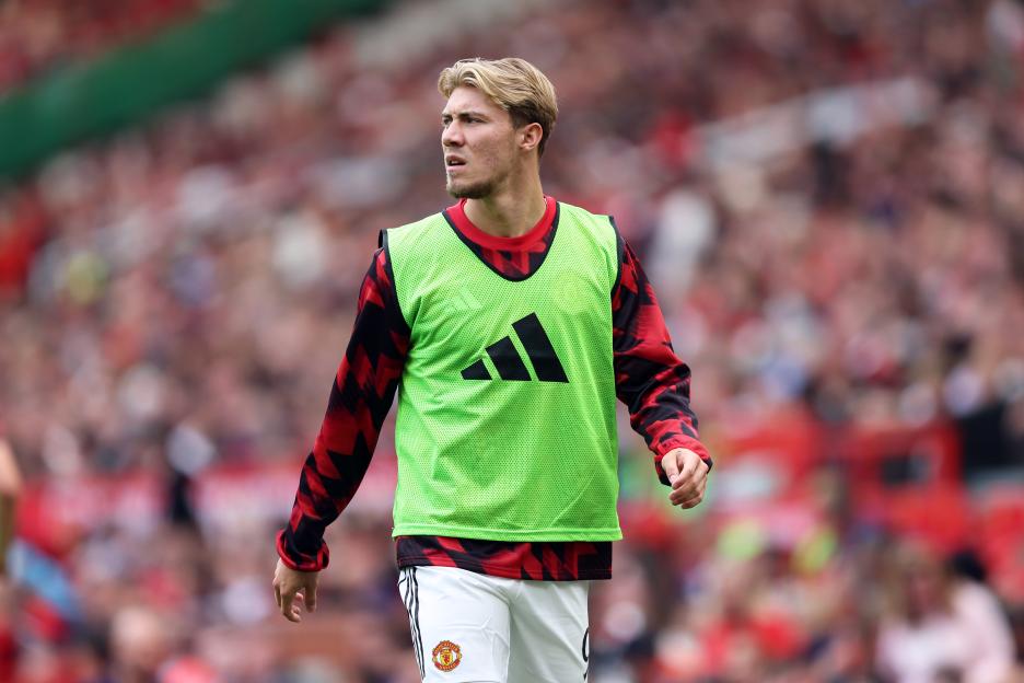 Rasmus Hojlund of Manchester United warming up.