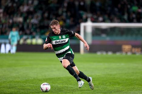 Viktor Gyokeres, Sporting CP forward, playing soccer.