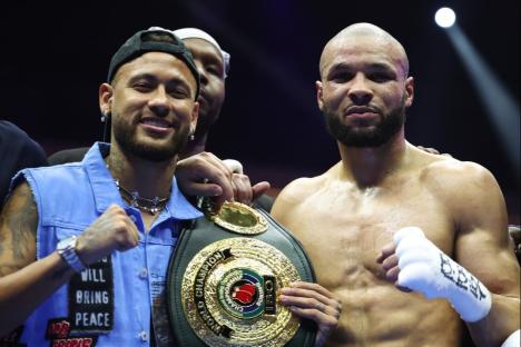 Who is Chris Eubank Jr’s trainer and corner team?