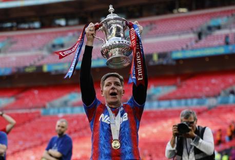 epa12110443 Crystal Palace's manager Oliver Glasner celebrates with the trophy after winning the FA Cup Final soccer match between Crystal Palace and Manchester City, in London, Britain, 17 May 2025. EPA/TOLGA AKMEN EDITORIAL USE ONLY. No use with unauthorized audio, video, data, fixture lists, club/league logos, 'live' services or NFTs. Online in-match use limited to 120 images, no video emulation. No use in betting, games or single club/league/player publications.