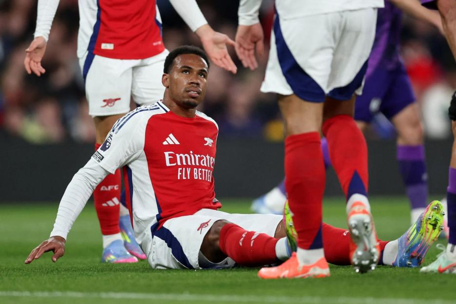 Distraught Arsenal star Gabriel shakes head as he is forced off injured vs Fulham just seven days before Real Madrid tie