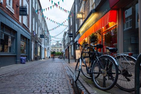 2JC5KG7 Evening on Green Street in Cambridge, England.