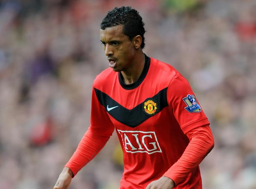 Nani of Manchester United dribbling the ball.