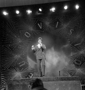 Black and white photo of Cliff Richard performing at the 1968 Eurovision Song Contest.