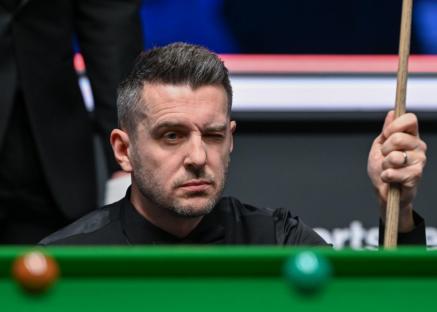 Alamy Live News. 3AAXRNH Manchester, UK. 1st Apr, 2025. Mark Selby looks over the table during his Round 1 match against Si Jiahui during the 2025 Sportsbet.io Tour Championship match at Manchester Central Arena, Manchester. Picture credit should read: Cody Froggatt/Sportimage Credit: Sportimage Ltd/Alamy Live News This is an Alamy Live News image and may not be part of your current Alamy deal . If you are unsure, please contact our sales team to check.
