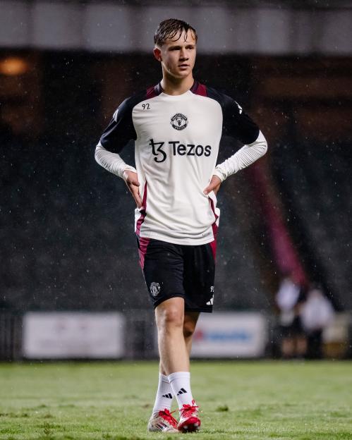 Introducing Man Utd's 17-Year-Old Sensation: The 'Cheat Code' Wonderkid Blending the Best of Beckham and Scholes!