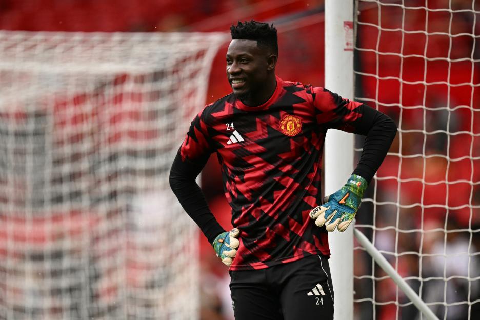 24-andre-onana-warms-english-1019519415