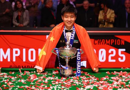 Xintong Zhao holding a snooker trophy draped in a Chinese flag.