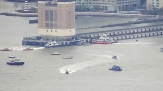Moment helicopter crashed into Hudson River in New York (VIDEO)