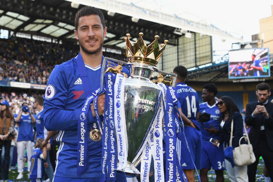 Chelsea's English midfielder Joe Cole holding the Barclays Premier League trophy.