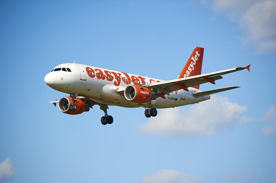 EasyJet Airbus A319 landing in Prague.