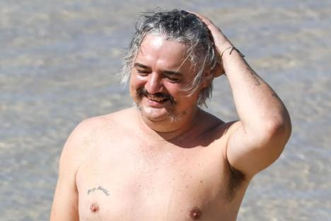 Pete Doherty celebrates avoiding toe amputation with day at Bondi Beach in Australia