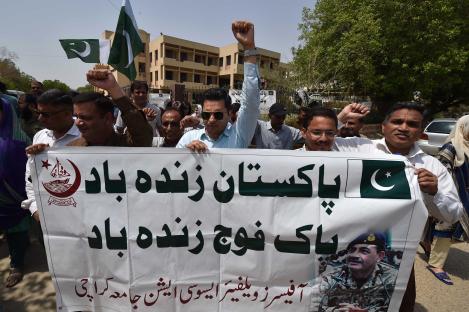 Karachi University teachers protesting against India.