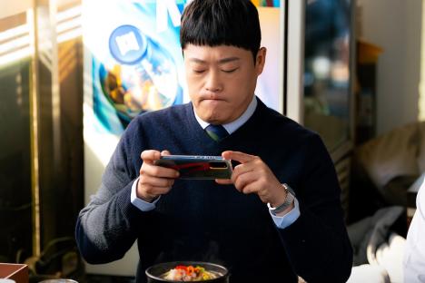 Im Seong Jae Is An Associate Lawyer Who Leads A Double Life As A Food Blogger In New Drama “Law And The City”