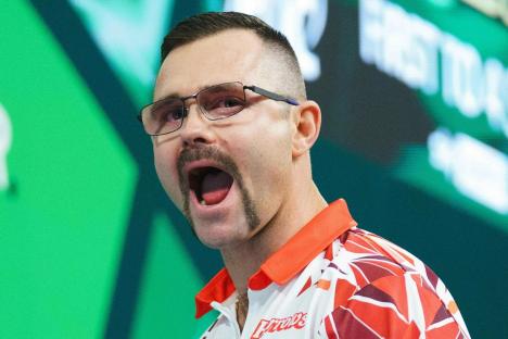 Barefoot darts star Damon Heta has awkward lift experience with England ace before doors open to ‘half of Newcastle’