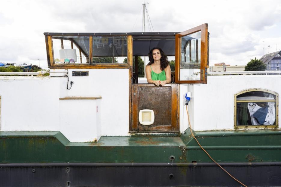 A young woman revealed how she saves £500 on bills a month - after ditching her flat and moving into a 48ft house boat. Lucy Barwick, 28, was sick of paying £1,600-a-month for a three-bedroom flat with her ex partner in Bedminster, Bristol. The wholesale operator was looking for a "viable option" with space for her and her cat Mr Biscuits. Bristol. August 1 2025. Photo released 04/08/2025
