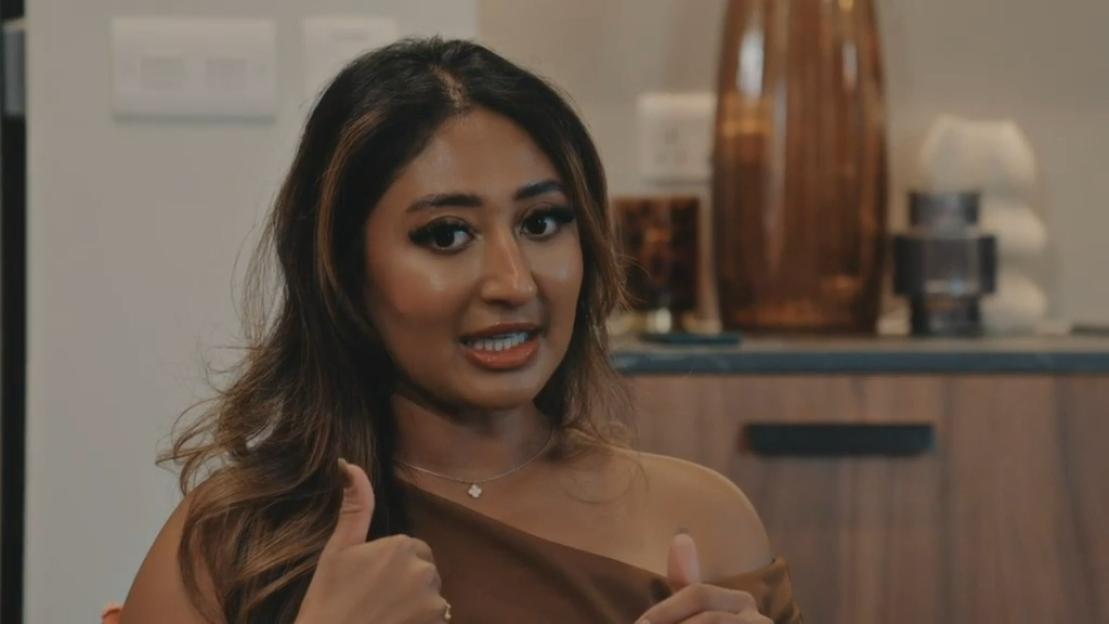 Nelly giving a thumbs up.