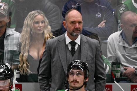 Dallas Stars head coach Peter DeBoer on the bench.