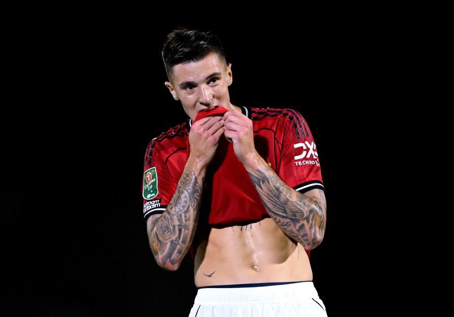 Benjamin Sesko of Manchester United wiping sweat from his face.