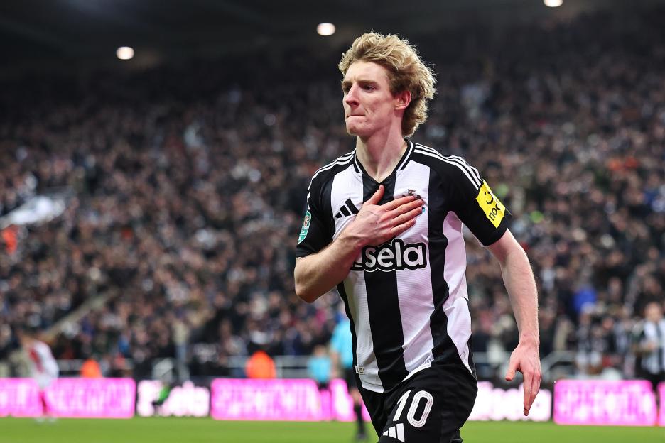 Anthony Gordon of Newcastle United celebrates scoring a goal.