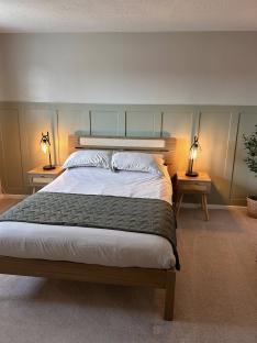 Bedroom with bed, nightstands, and lamps.