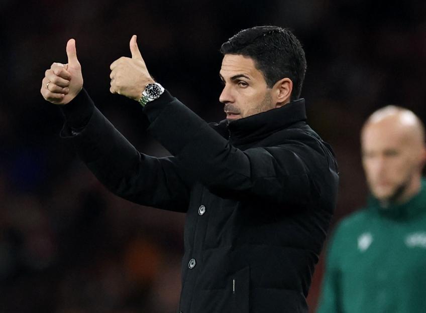 Arsenal manager Mikel Arteta gives a double thumbs up.